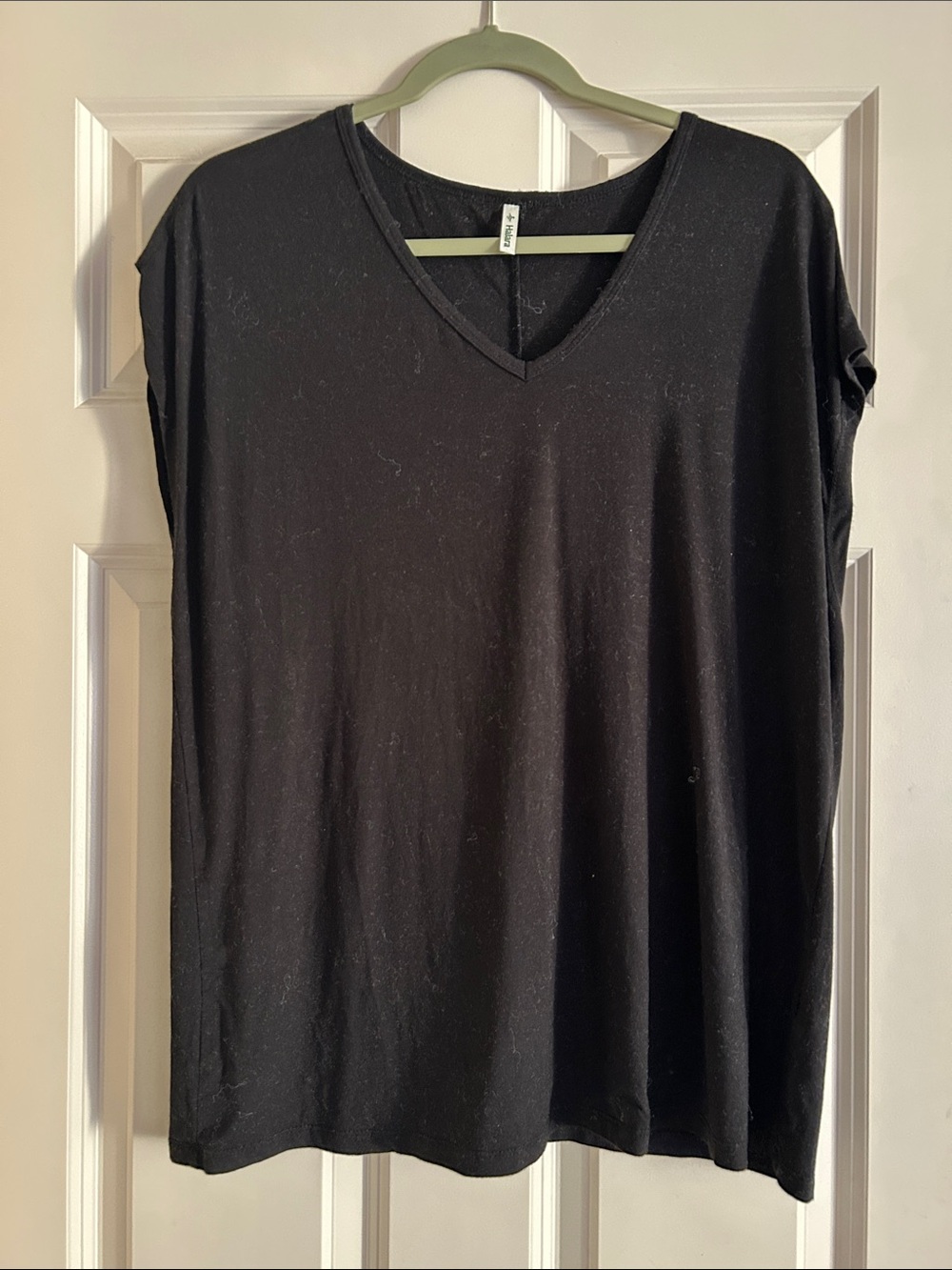 HALARA Black V-Neck Tee L